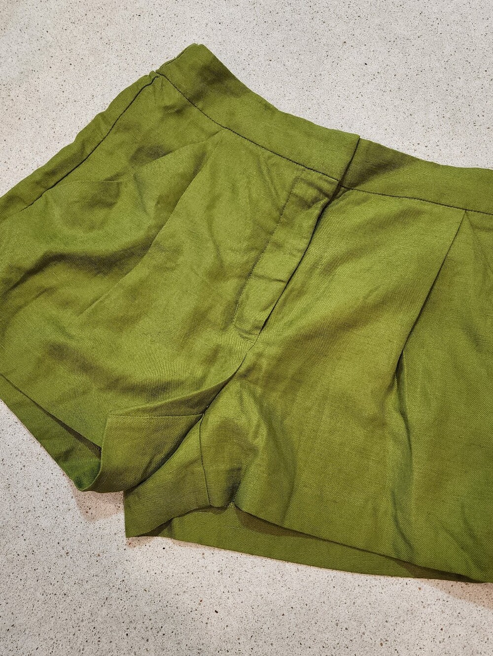 Aritzia Wilfred Linen Blend Shorts Women's Size 4 Olive Green Pleated High Waist
